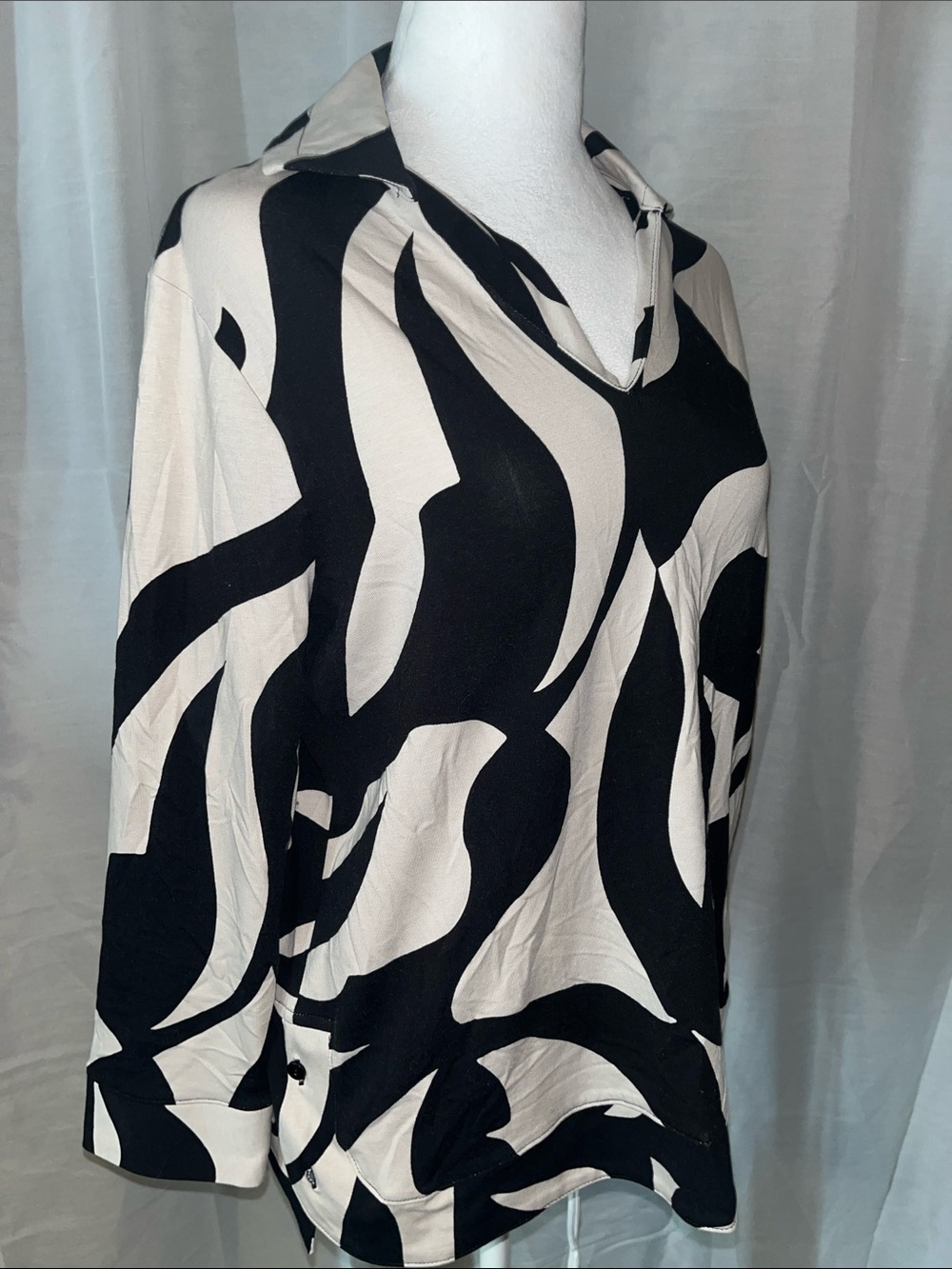 Chicos Black and White Abstract Print V-Neck Top S